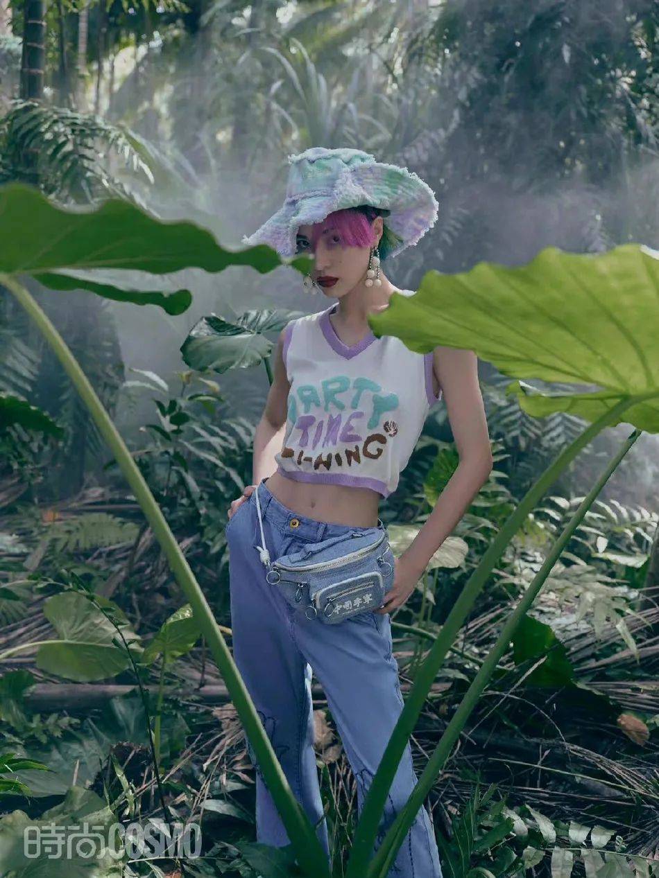 钟楚曦热带雨林写真大秀美腿!完美诠释夏日度假风情