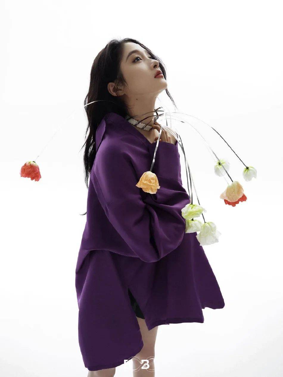 关晓彤写真大秀娇嫩香肩!大长腿性感迷人太有女人味