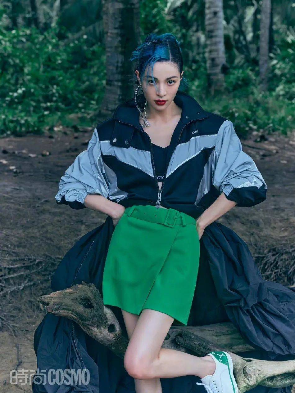 钟楚曦热带雨林写真大秀美腿!完美诠释夏日度假风情