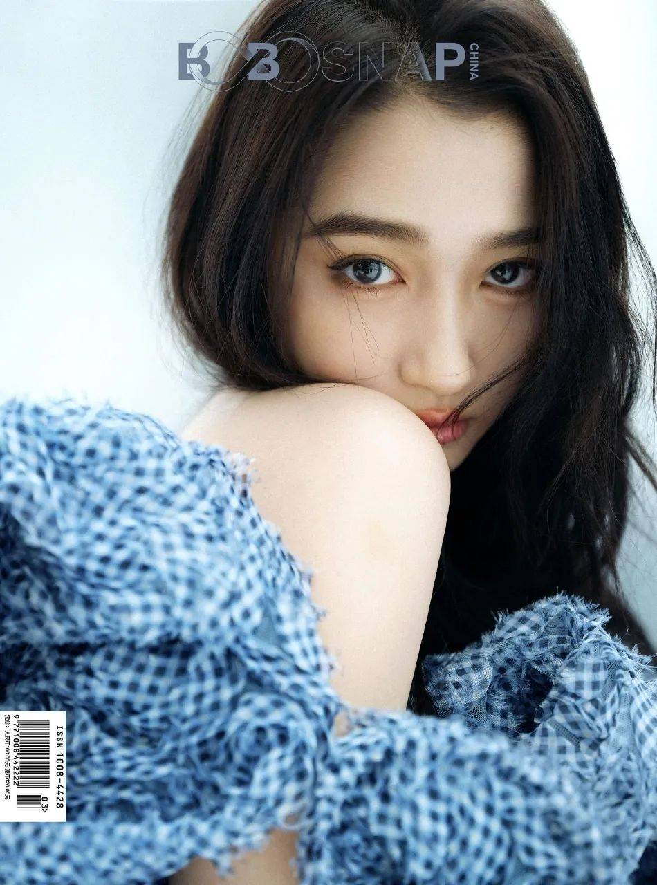 关晓彤写真大秀娇嫩香肩!大长腿性感迷人太有女人味