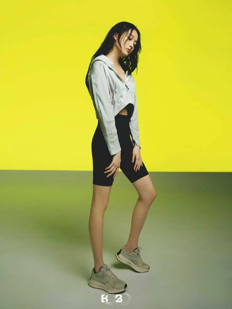 关晓彤写真大秀娇嫩香肩!大长腿性感迷人太有女人味