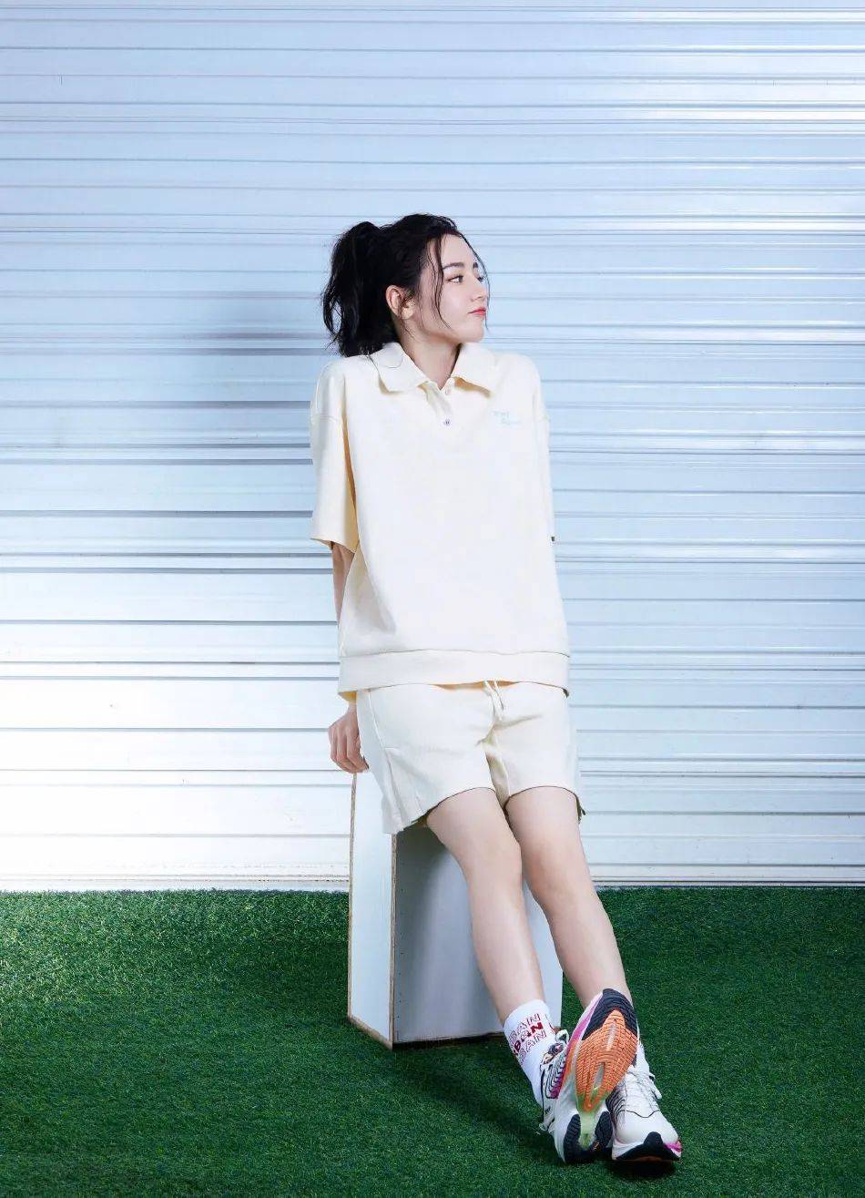 迪丽热巴运动写真美腿修长！皮肤白皙性感撩人