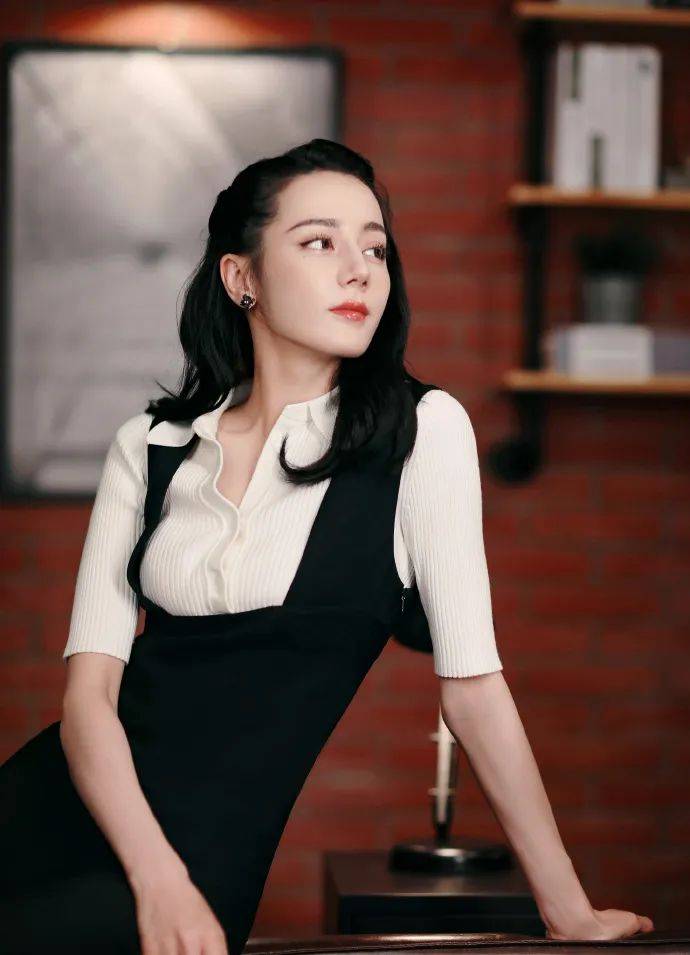 迪丽热巴穿黑白套装美若天仙！雪肤玉貌魅力不可小觑