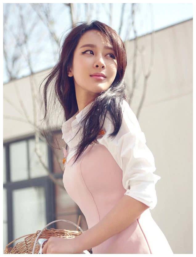 短发的杨紫很可爱，但她的长发旧照简直甜到上头！