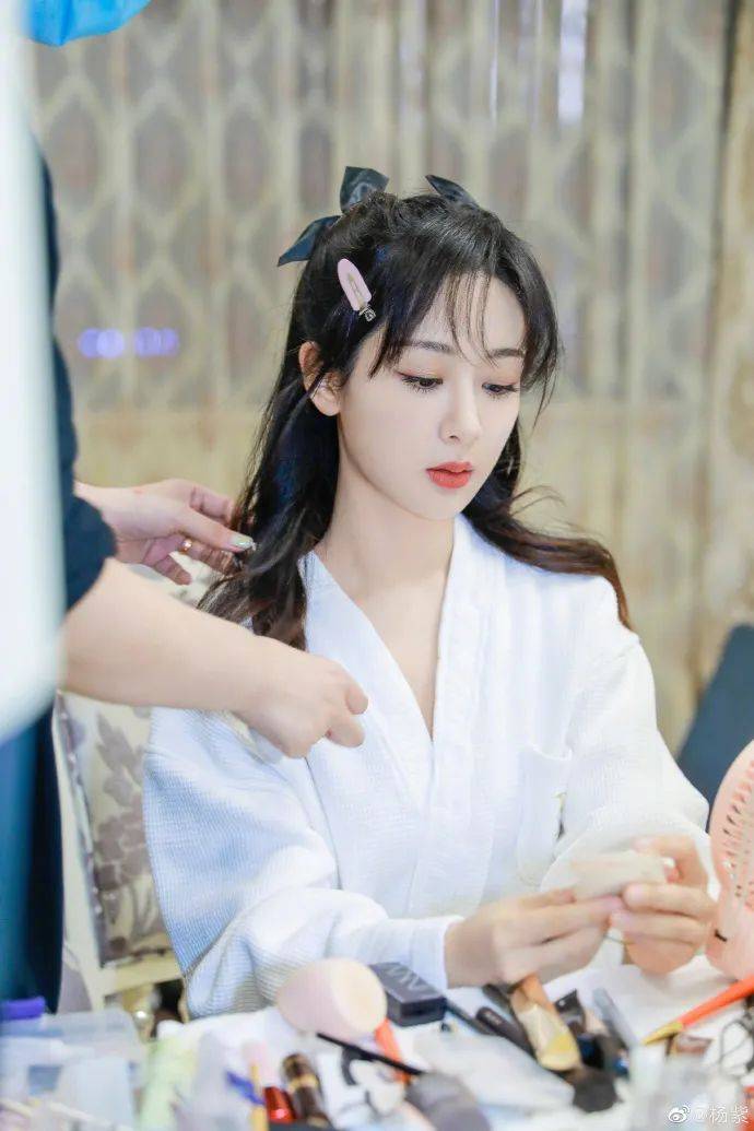 杨紫穿白色浴袍美若天仙！雪肤玉貌靓丽多姿