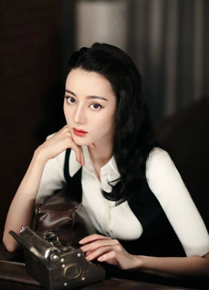 迪丽热巴穿黑白套装美若天仙！雪肤玉貌魅力不可小觑