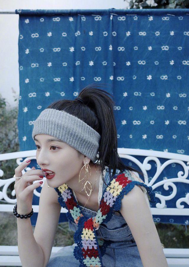 今年流行这3种“发型”:马尾辫、丸子头和油画卷,时髦又俏皮