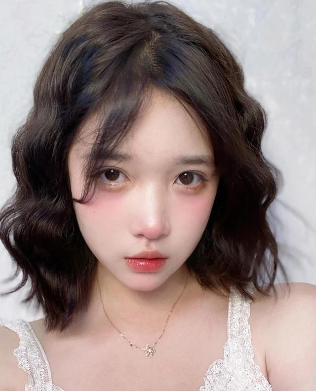 今秋别留黑长直了，试试这“4种”气质发型，减龄还显脸小