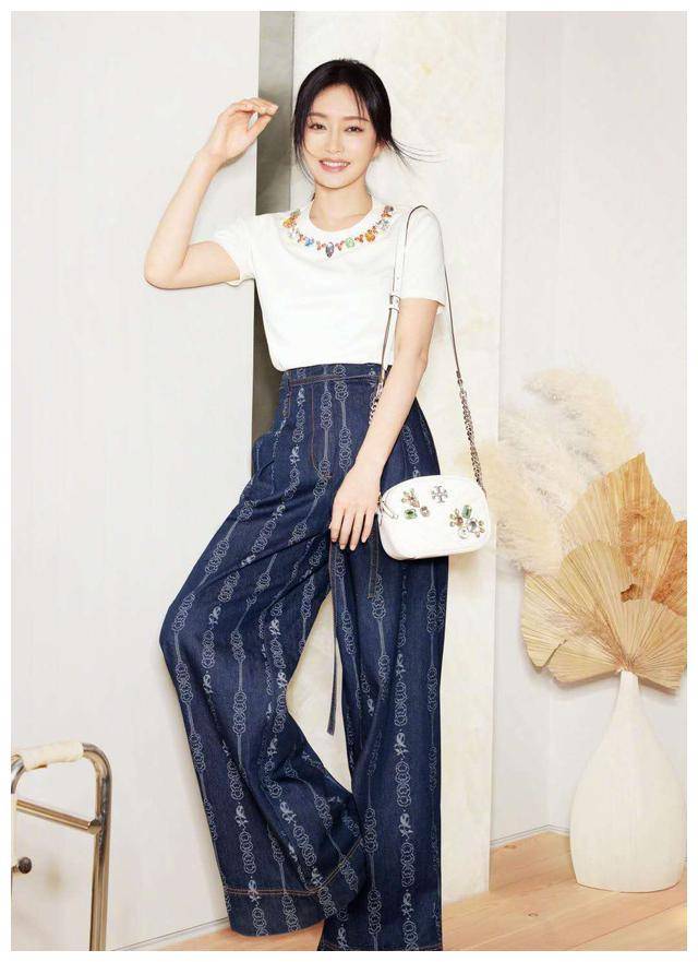 秦岚波点上衣搭配牛仔裤，单靠气质就穿出了女王气场