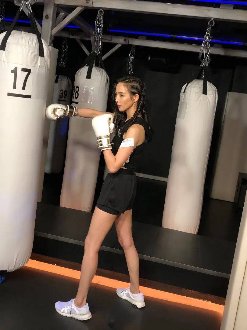 张钧甯穿露脐T恤秀纤细美腿！身材太好性感撩人