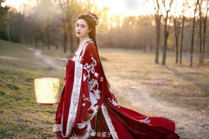 孟子义发古装红衣写真!美到令人窒息