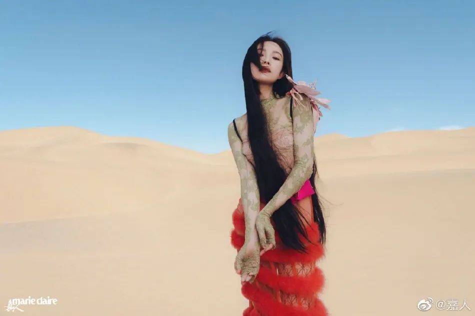 倪妮戈壁写真大秀美背!魔鬼身材太性感美丽