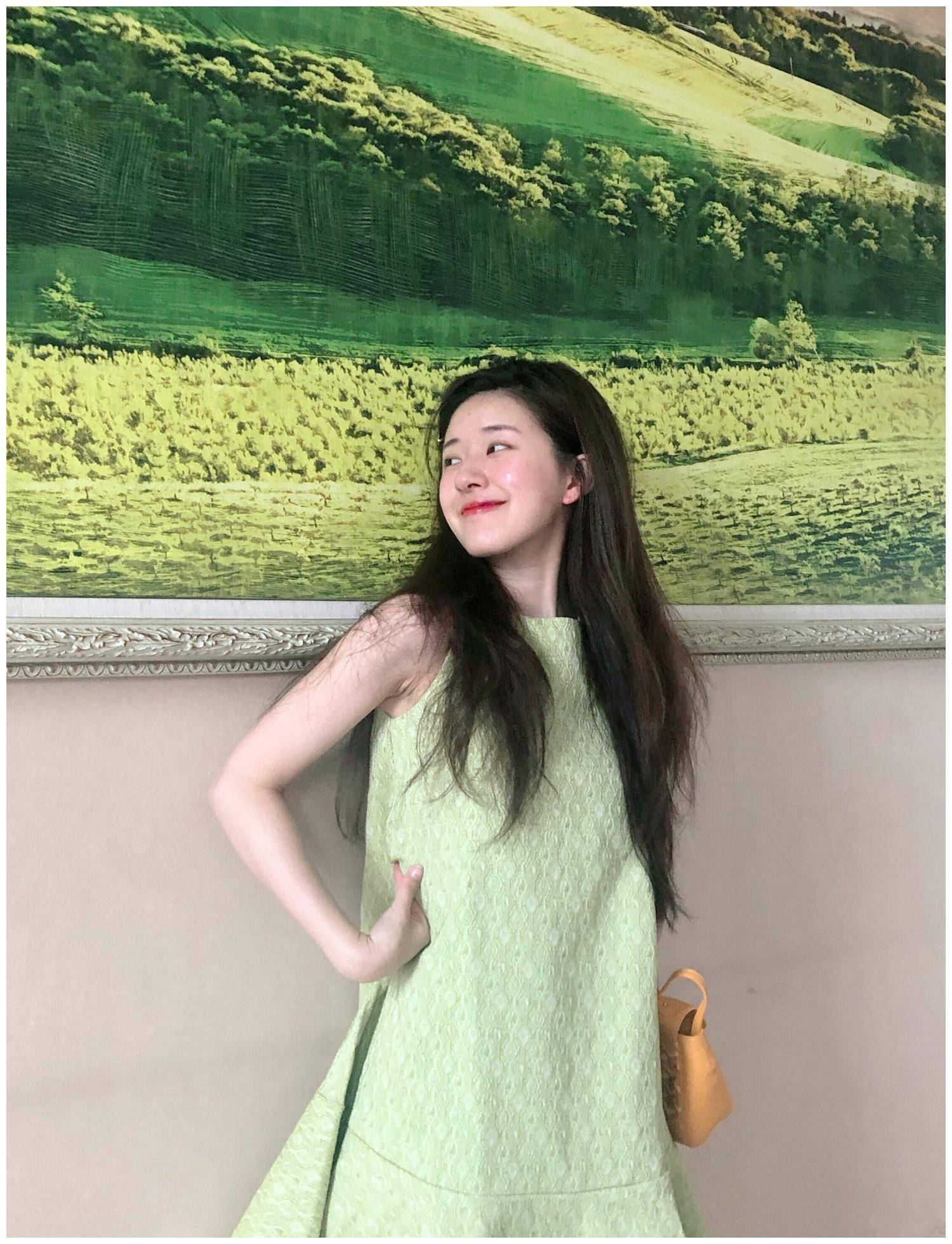 160cm赵露思穿牛油果绿仙女裙,轻松凹出大长腿!