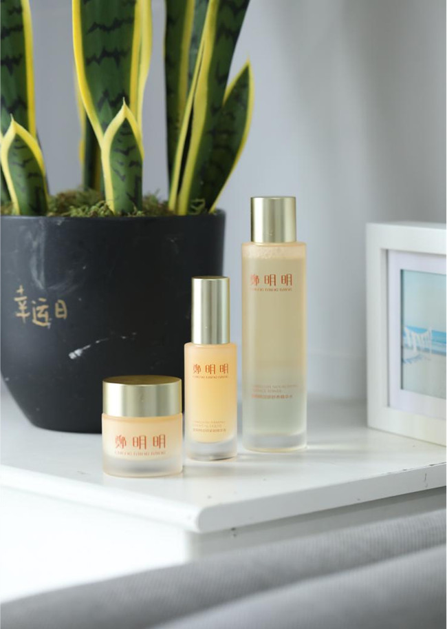 郑明明重磅推出润妍抗皱套组，耀启肌肤年轻新生