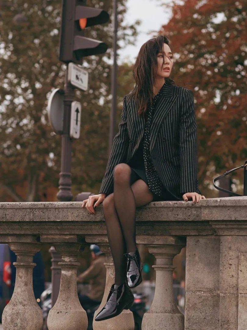 张钧甯穿露脐T恤秀纤细美腿！身材太好性感撩人