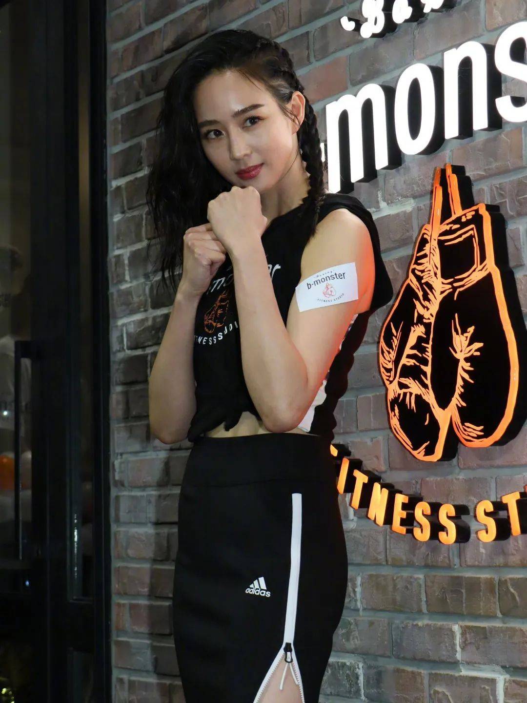 张钧甯穿露脐T恤秀纤细美腿！身材太好性感撩人