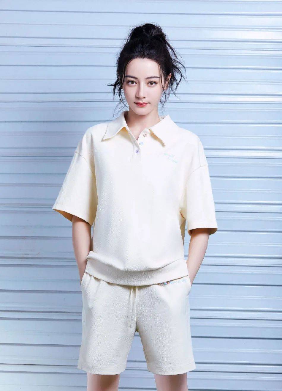 迪丽热巴运动写真美腿修长！皮肤白皙性感撩人