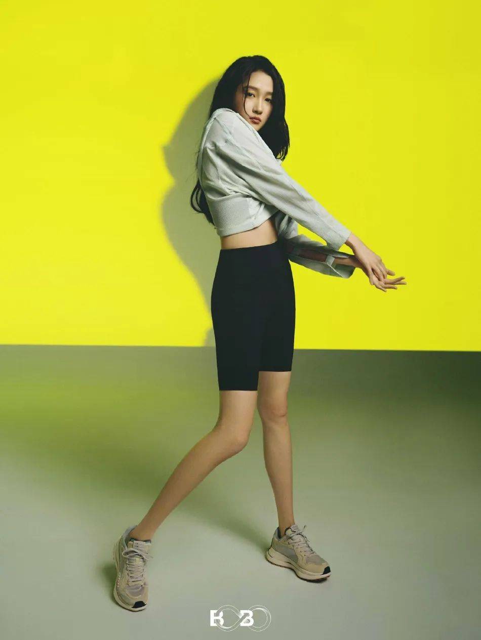 关晓彤写真大秀娇嫩香肩!大长腿性感迷人太有女人味