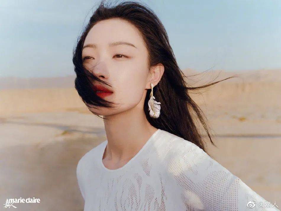 倪妮戈壁写真大秀美背!魔鬼身材太性感美丽