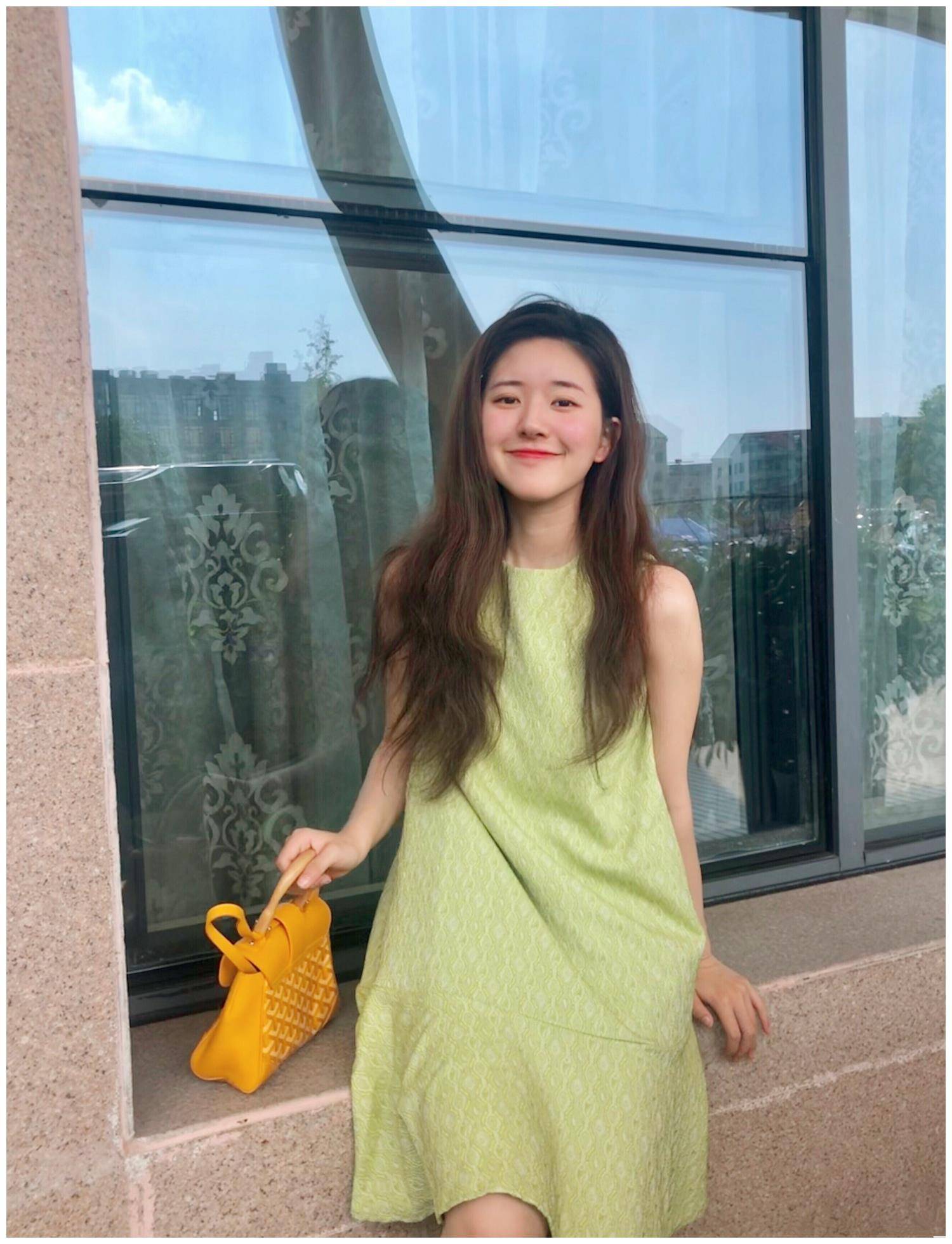 160cm赵露思穿牛油果绿仙女裙,轻松凹出大长腿!