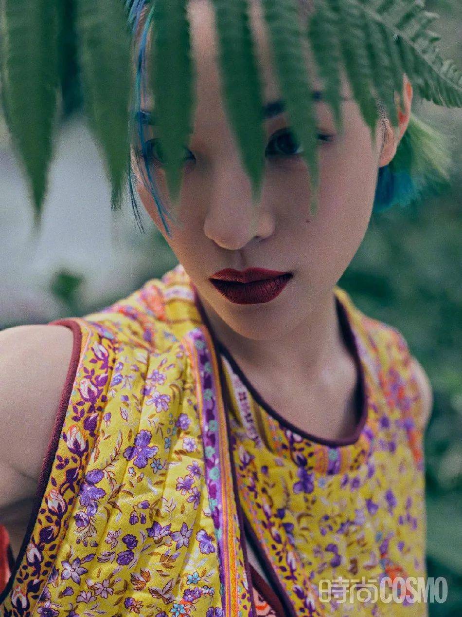 钟楚曦热带雨林写真大秀美腿!完美诠释夏日度假风情