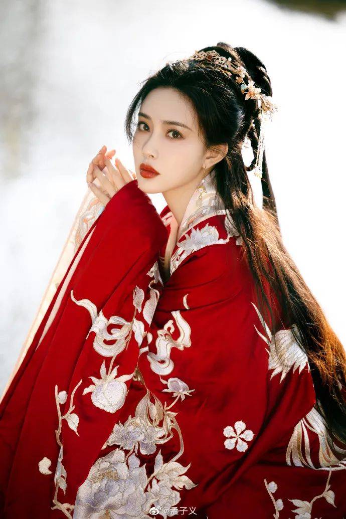孟子义发古装红衣写真!美到令人窒息