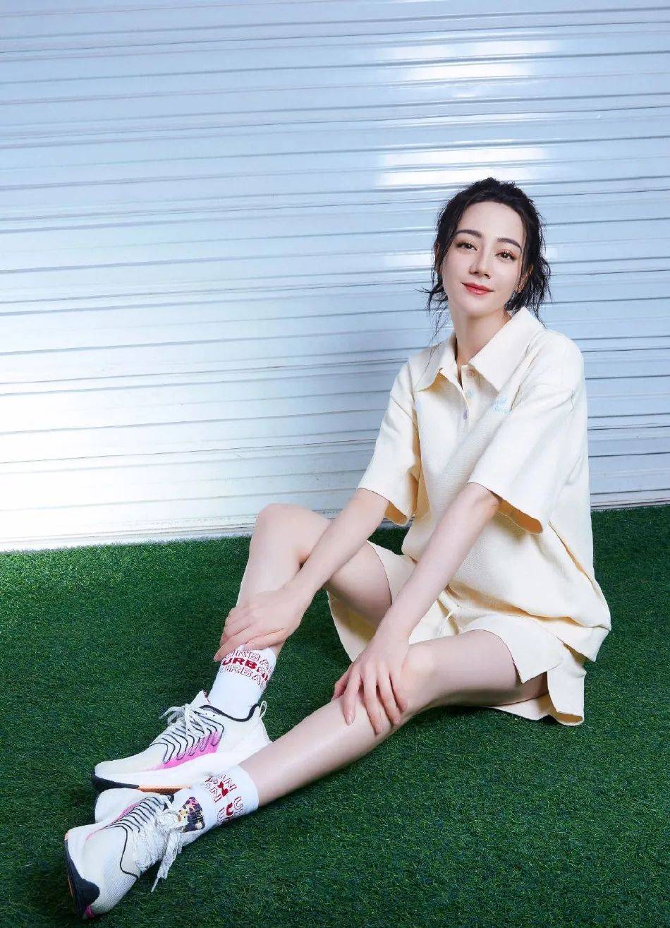迪丽热巴运动写真美腿修长！皮肤白皙性感撩人