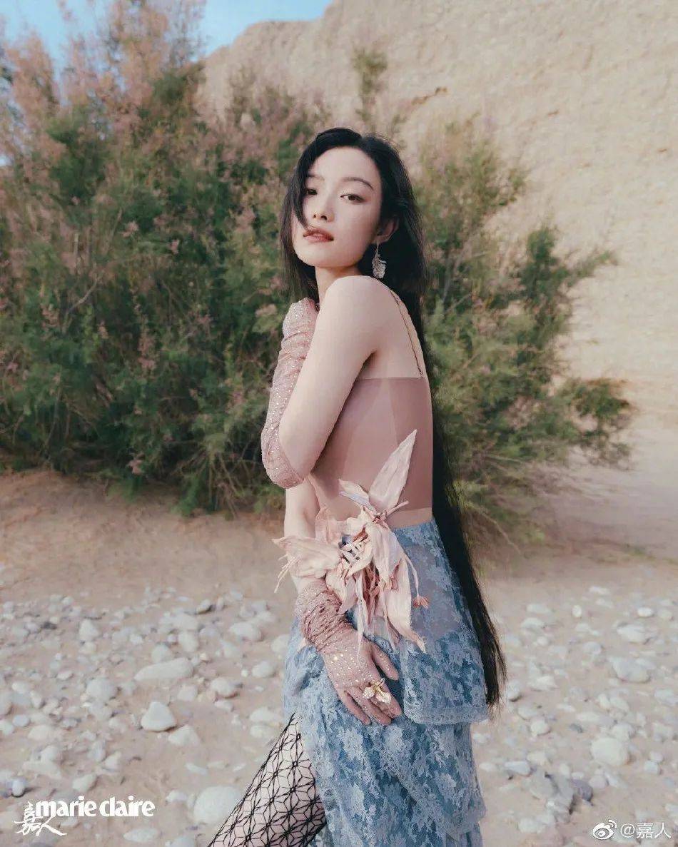 倪妮戈壁写真大秀美背!魔鬼身材太性感美丽