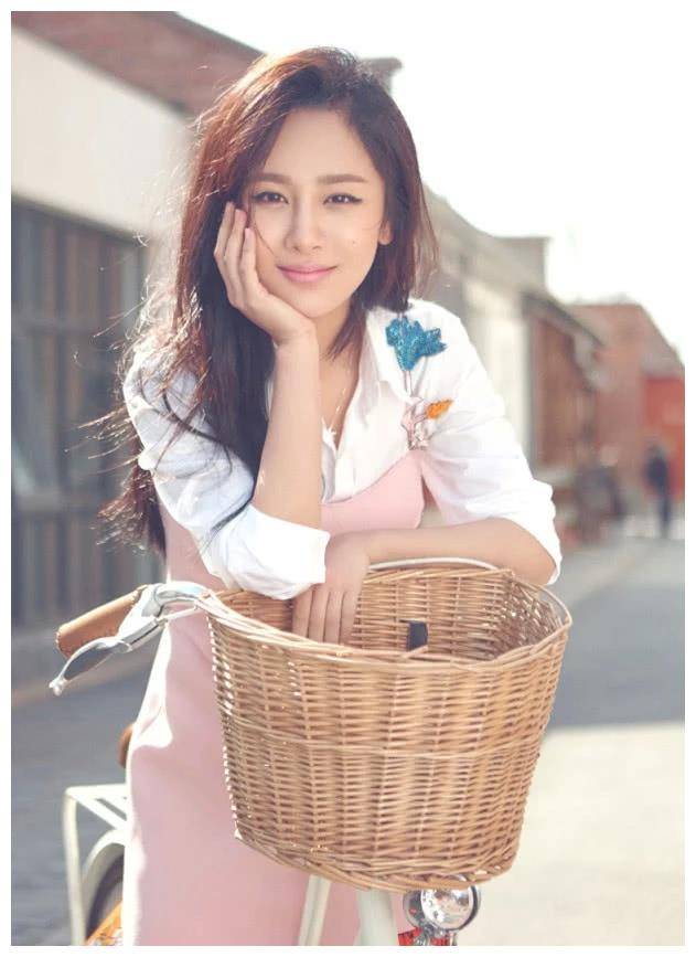 短发的杨紫很可爱，但她的长发旧照简直甜到上头！