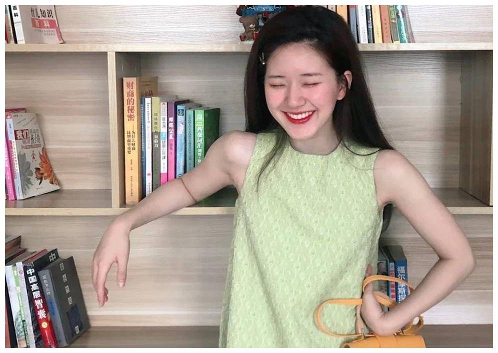 160cm赵露思穿牛油果绿仙女裙,轻松凹出大长腿!