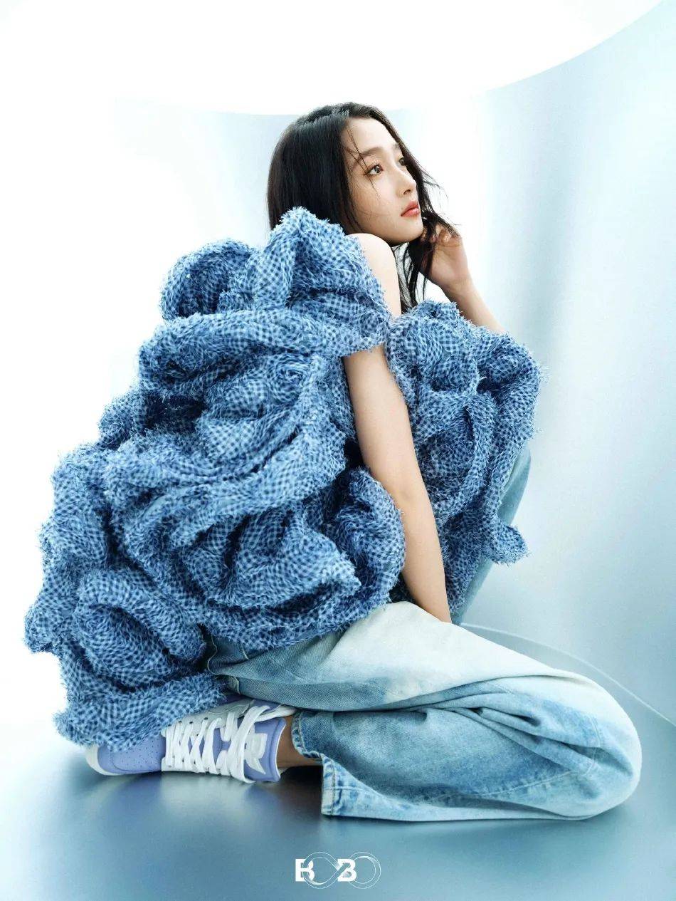 关晓彤写真大秀娇嫩香肩!大长腿性感迷人太有女人味