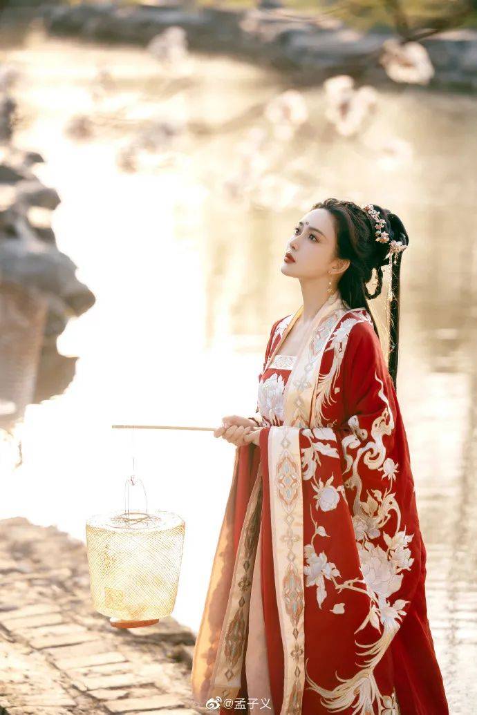 孟子义发古装红衣写真!美到令人窒息
