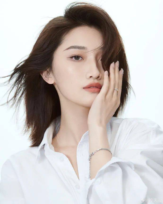体育主播冷天爱写真超靓!单手撩嘴唇的样子太性感