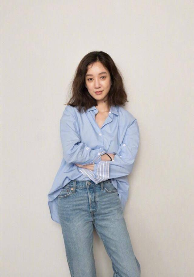 郑丽媛随便穿都很美,给人舒服清爽的感觉!