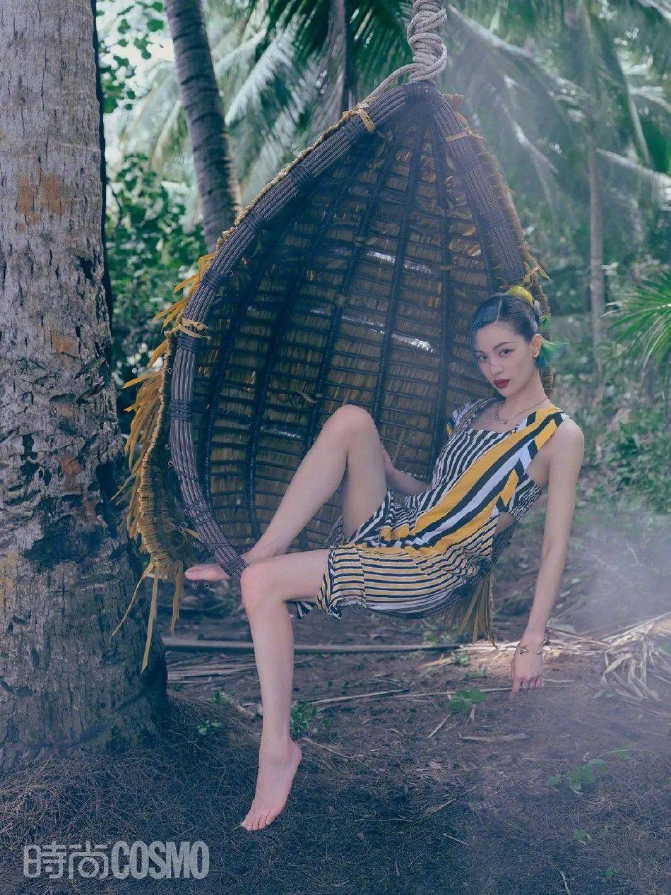 钟楚曦热带雨林写真大秀美腿!完美诠释夏日度假风情