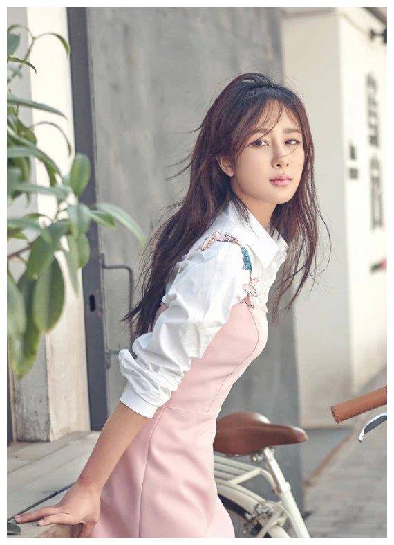 短发的杨紫很可爱，但她的长发旧照简直甜到上头！