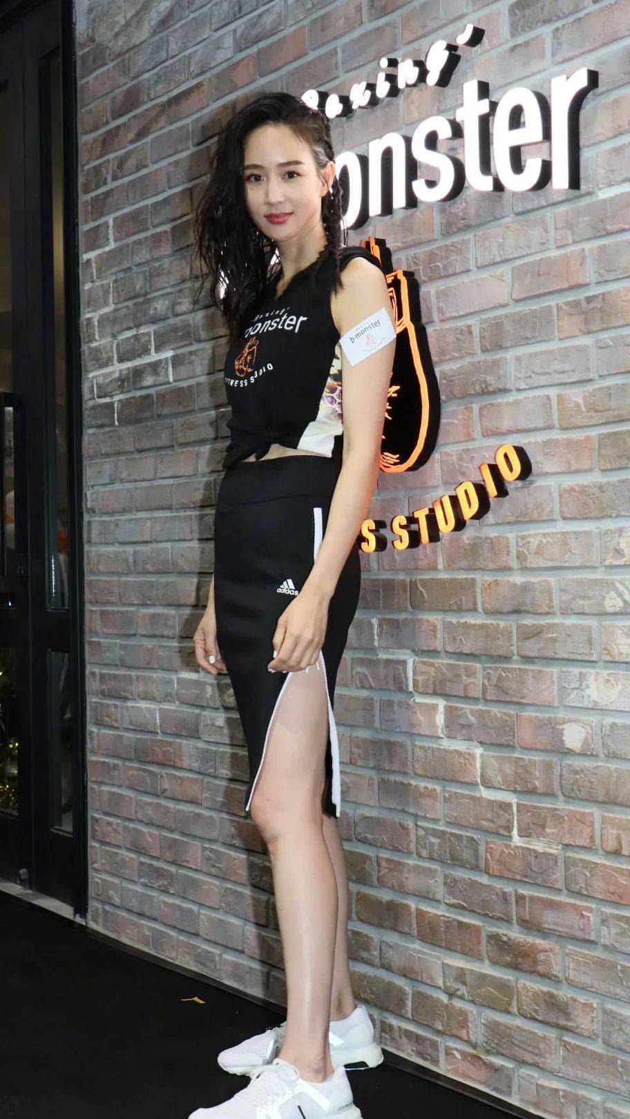 张钧甯穿露脐T恤秀纤细美腿！身材太好性感撩人