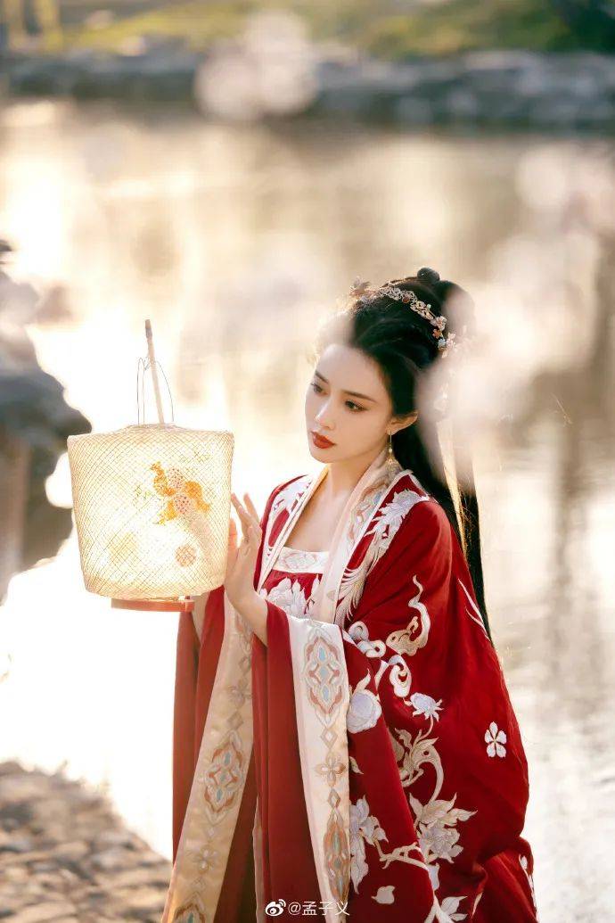 孟子义发古装红衣写真!美到令人窒息