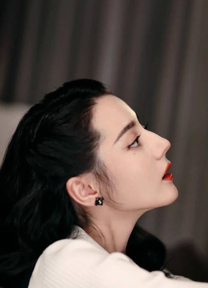 迪丽热巴穿黑白套装美若天仙！雪肤玉貌魅力不可小觑