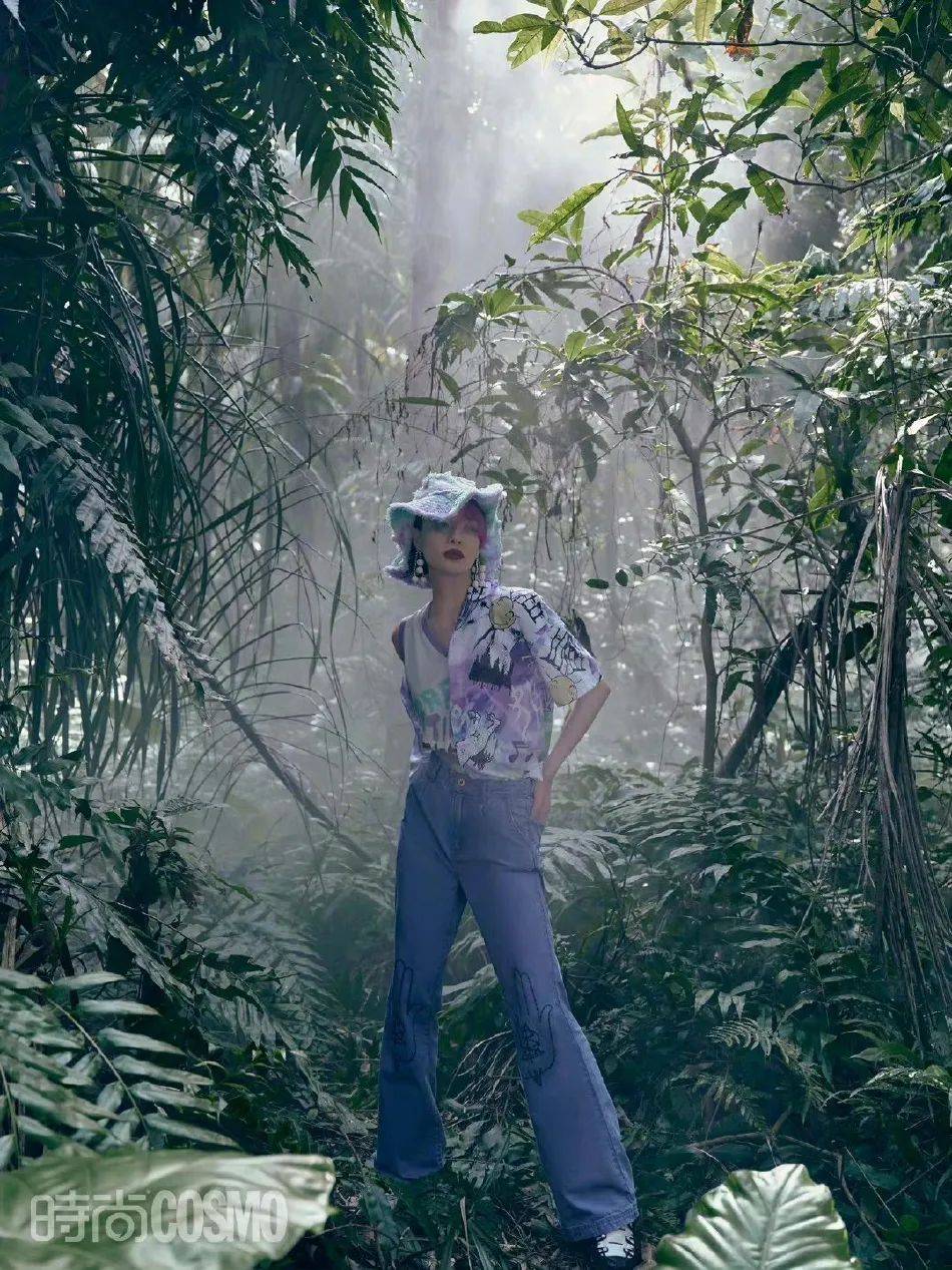 钟楚曦热带雨林写真大秀美腿!完美诠释夏日度假风情