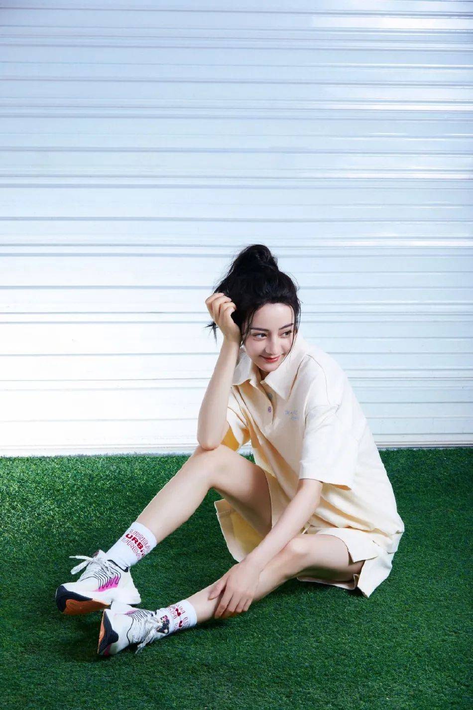 迪丽热巴运动写真美腿修长！皮肤白皙性感撩人