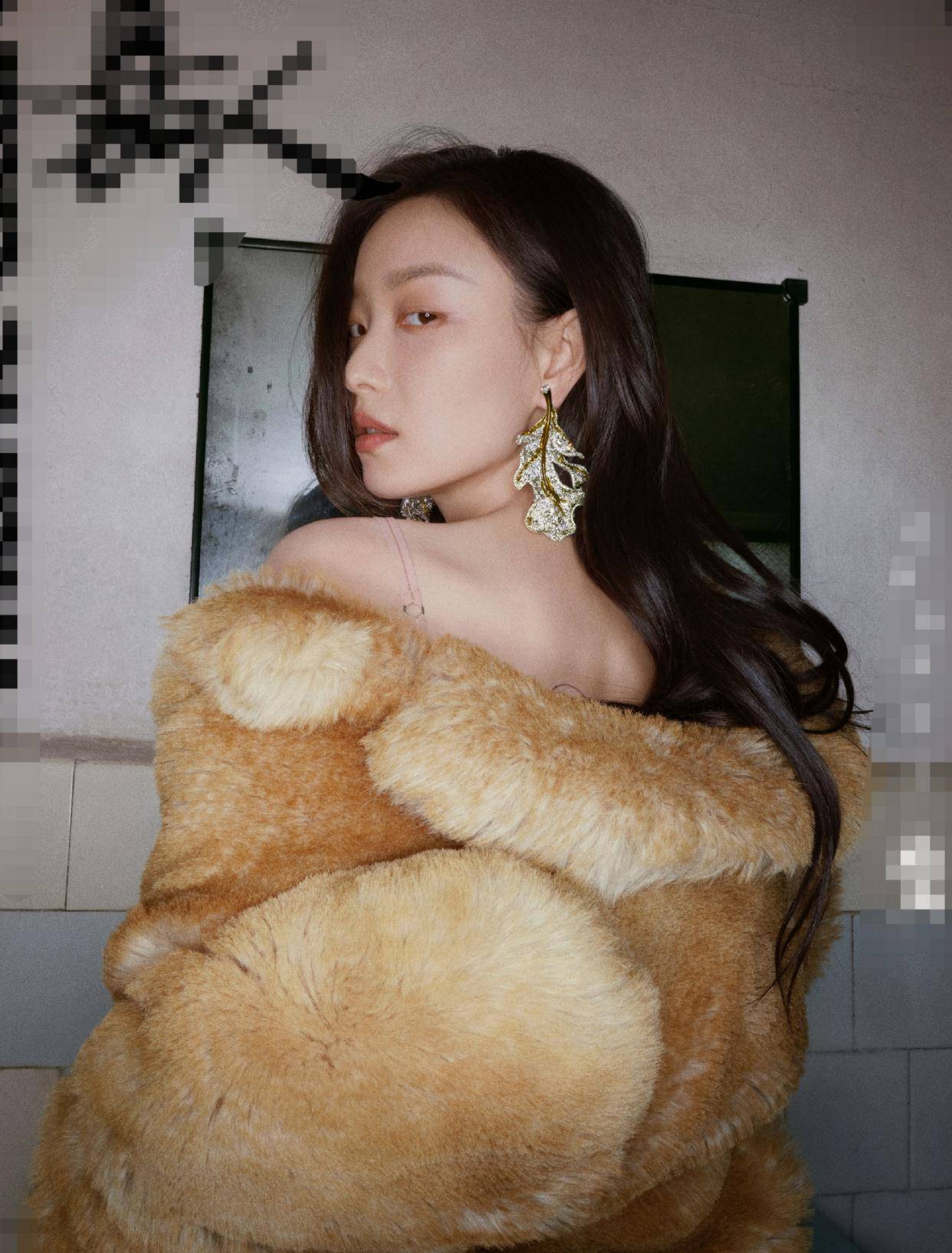 倪妮最新大片时尚衣服配皮草大衣，又美又拽太爱了