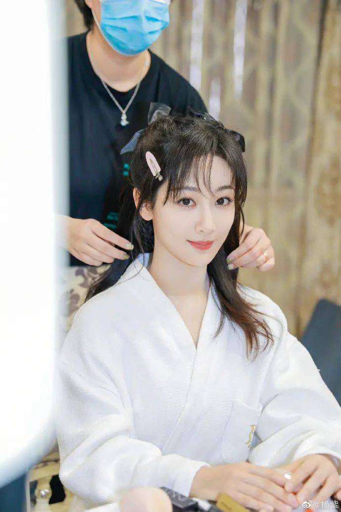 杨紫穿白色浴袍美若天仙！雪肤玉貌靓丽多姿