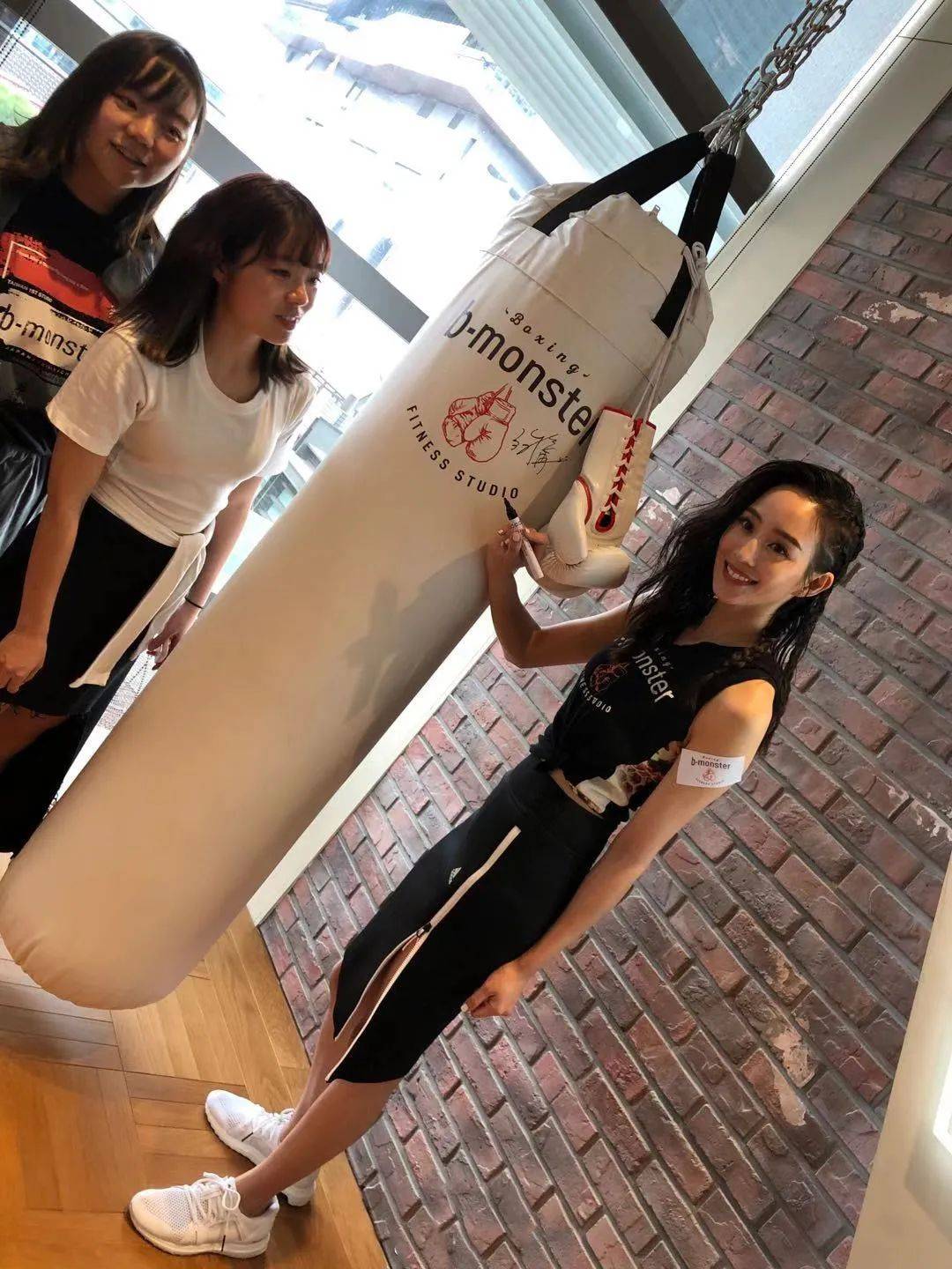 张钧甯穿露脐T恤秀纤细美腿！身材太好性感撩人