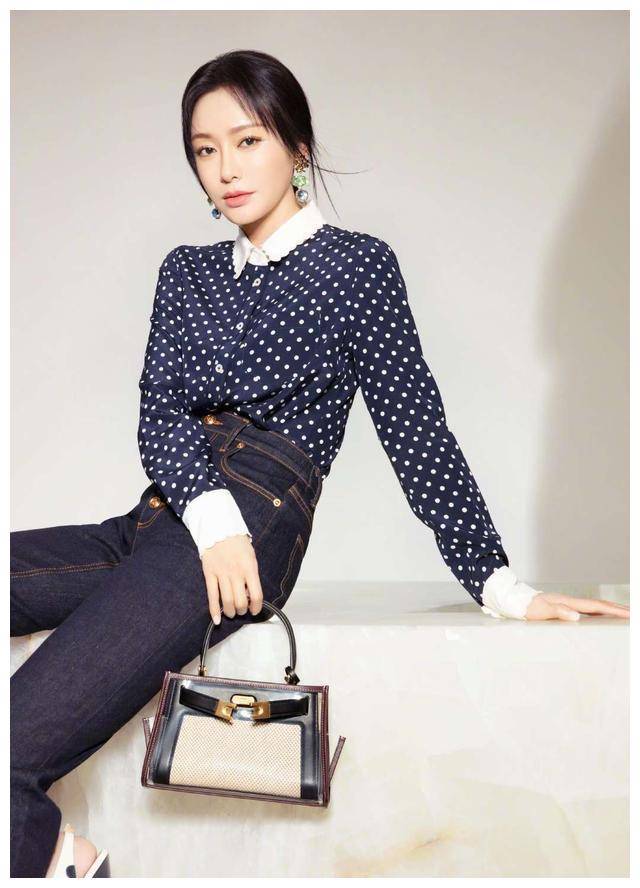 秦岚波点上衣搭配牛仔裤，单靠气质就穿出了女王气场