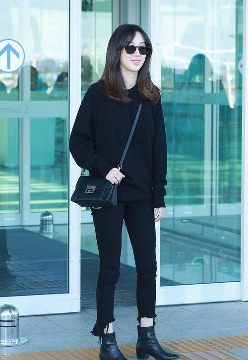 郑丽媛随便穿都很美,给人舒服清爽的感觉!