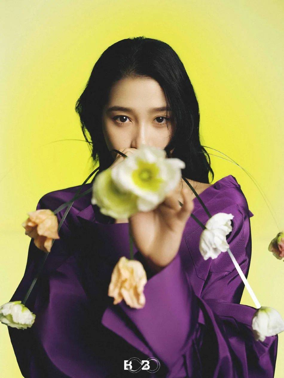 关晓彤写真大秀娇嫩香肩!大长腿性感迷人太有女人味