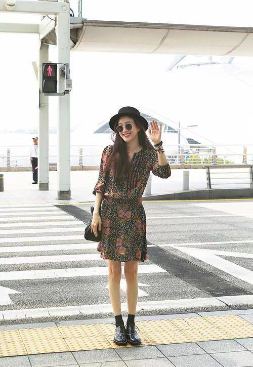 郑丽媛随便穿都很美,给人舒服清爽的感觉!