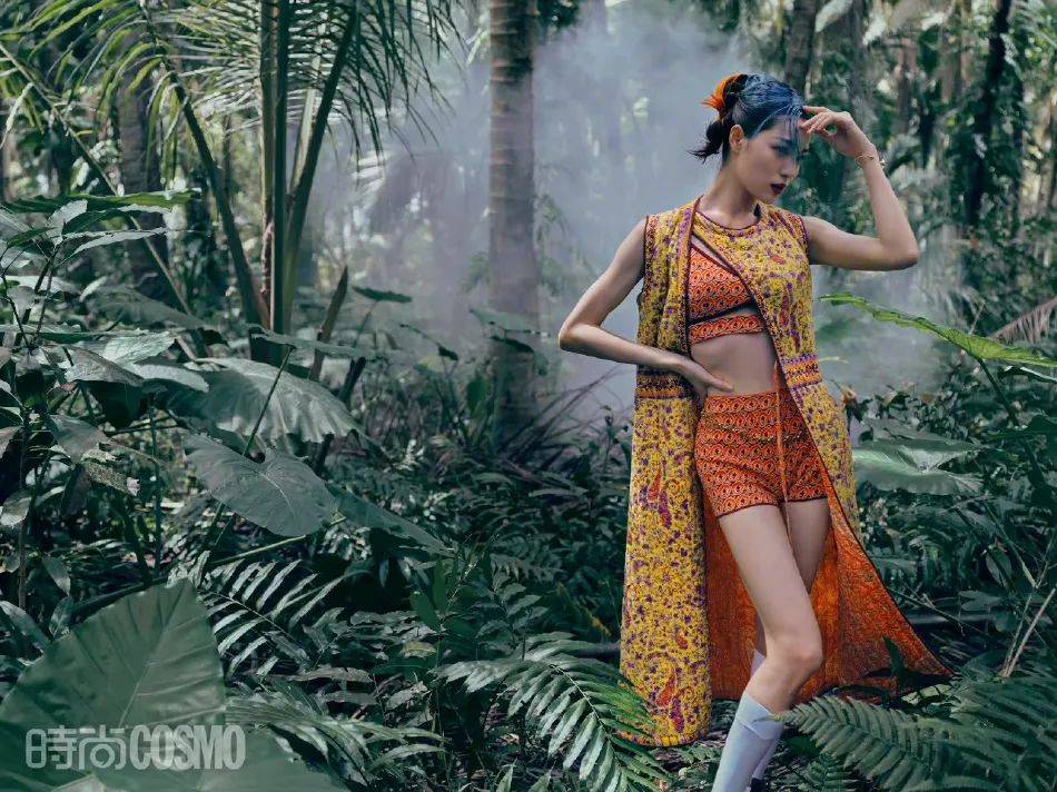 钟楚曦热带雨林写真大秀美腿!完美诠释夏日度假风情