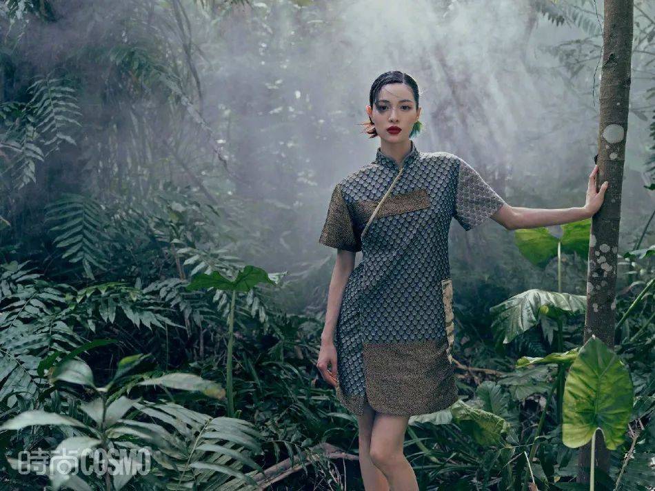 钟楚曦热带雨林写真大秀美腿!完美诠释夏日度假风情